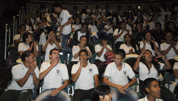 Premiación del concurso Misión Cuidamundos por el Agua
Premiación del concurso Misión Cuidamundos por el Agua       
Fecha: Julio 30 de 2015. Lugar: Medellín – Edificio EPM Auditorio Himerio Pérez López
Para descargar esta fotografía en alta resolución, haga clic sobre la imagen hasta que la misma se despliegue en la pantalla completa; luego dé clic derecho y elija la opción "guardar imagen como". 
En caso de publicación por cualquier medio, solicitamos acompañarla del crédito: "Foto EPM"
Palabras clave: Premiación concurso Misión Cuidamundos Agua