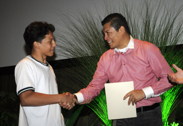 Premiación del concurso Misión Cuidamundos por el Agua
Premiación del concurso Misión Cuidamundos por el Agua       
Fecha: Julio 30 de 2015. Lugar: Medellín – Edificio EPM Auditorio Himerio Pérez López
Para descargar esta fotografía en alta resolución, haga clic sobre la imagen hasta que la misma se despliegue en la pantalla completa; luego dé clic derecho y elija la opción "guardar imagen como". 
En caso de publicación por cualquier medio, solicitamos acompañarla del crédito: "Foto EPM"
Palabras clave: Premiación concurso Misión Cuidamundos Agua