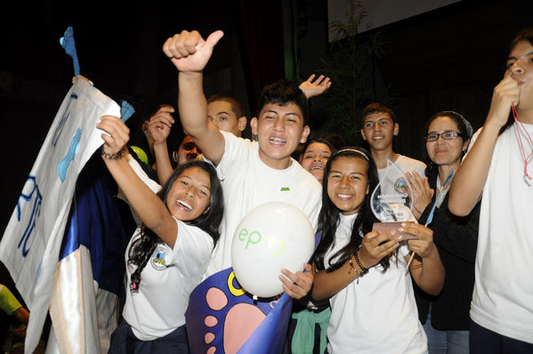 Premiación del concurso Misión Cuidamundos por el Agua
Premiación del concurso Misión Cuidamundos por el Agua       
Fecha: Julio 30 de 2015. Lugar: Medellín – Edificio EPM Auditorio Himerio Pérez López
Para descargar esta fotografía en alta resolución, haga clic sobre la imagen hasta que la misma se despliegue en la pantalla completa; luego dé clic derecho y elija la opción "guardar imagen como". 
En caso de publicación por cualquier medio, solicitamos acompañarla del crédito: "Foto EPM"
Palabras clave: Premiación concurso Misión Cuidamundos Agua