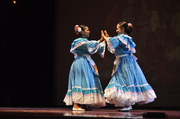 Festival Cultural Intercomunas EPM
Festival Cultural Intercomunas EPM
Fecha: Julio 4  de 2013. Lugar: Teatro Pablo Tobón Uribe
Para descargar esta fotografía en alta resolución, haga clic sobre la imagen hasta que la misma se despliegue en la pantalla completa; luego dé clic derecho y elija la opción "guardar imagen como". 
En caso de publicación por cualquier medio, solicitamos acompañarla del crédito: "Cortesía EPM".
Palabras clave: Festival Cultural Intercomunas EPM