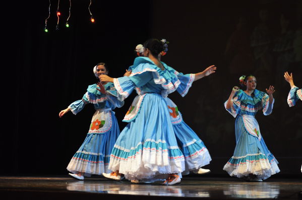 Festival Cultural Intercomunas EPM
Festival Cultural Intercomunas EPM
Fecha: Julio 4  de 2013. Lugar: Teatro Pablo Tobón Uribe
Para descargar esta fotografía en alta resolución, haga clic sobre la imagen hasta que la misma se despliegue en la pantalla completa; luego dé clic derecho y elija la opción "guardar imagen como". 
En caso de publicación por cualquier medio, solicitamos acompañarla del crédito: "Cortesía EPM".
Palabras clave: Festival Cultural Intercomunas EPM