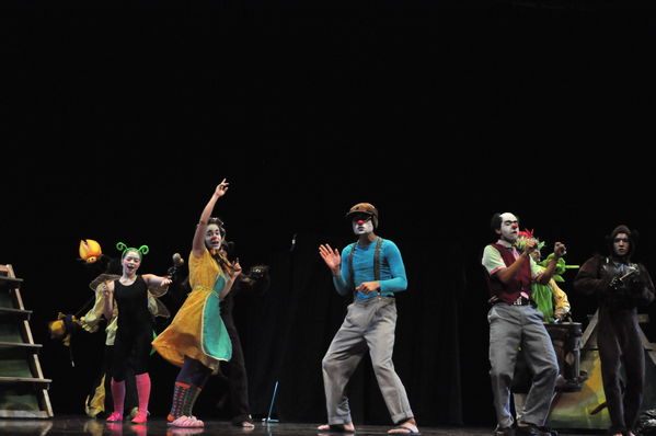 Festival Cultural Intercomunas EPM
Festival Cultural Intercomunas EPM
Fecha: Julio 4  de 2013. Lugar: Teatro Pablo Tobón Uribe
Para descargar esta fotografía en alta resolución, haga clic sobre la imagen hasta que la misma se despliegue en la pantalla completa; luego dé clic derecho y elija la opción "guardar imagen como". 
En caso de publicación por cualquier medio, solicitamos acompañarla del crédito: "Cortesía EPM".
Palabras clave: Festival Cultural Intercomunas EPM