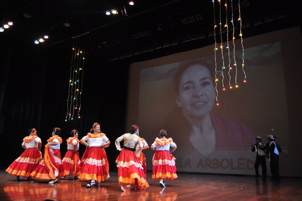 Festival Cultural Intercomunas EPM
Festival Cultural Intercomunas EPM
Fecha: Julio 4  de 2013. Lugar: Teatro Pablo Tobón Uribe
Para descargar esta fotografía en alta resolución, haga clic sobre la imagen hasta que la misma se despliegue en la pantalla completa; luego dé clic derecho y elija la opción "guardar imagen como". 
En caso de publicación por cualquier medio, solicitamos acompañarla del crédito: "Cortesía EPM".
Palabras clave: Festival Cultural Intercomunas EPM
