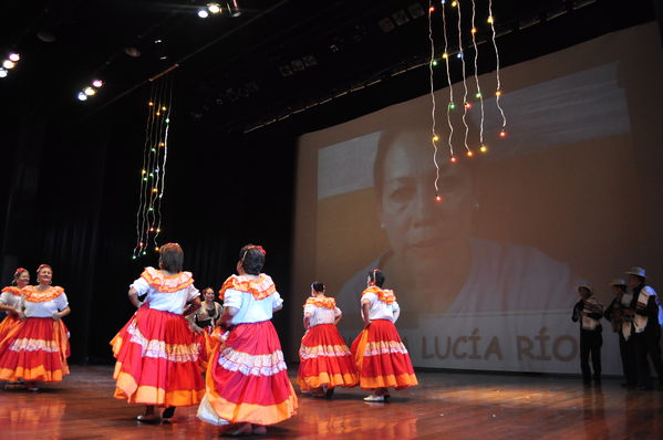 Festival Cultural Intercomunas EPM
Festival Cultural Intercomunas EPM
Fecha: Julio 4  de 2013. Lugar: Teatro Pablo Tobón Uribe
Para descargar esta fotografía en alta resolución, haga clic sobre la imagen hasta que la misma se despliegue en la pantalla completa; luego dé clic derecho y elija la opción "guardar imagen como". 
En caso de publicación por cualquier medio, solicitamos acompañarla del crédito: "Cortesía EPM".
Palabras clave: Festival Cultural Intercomunas EPM