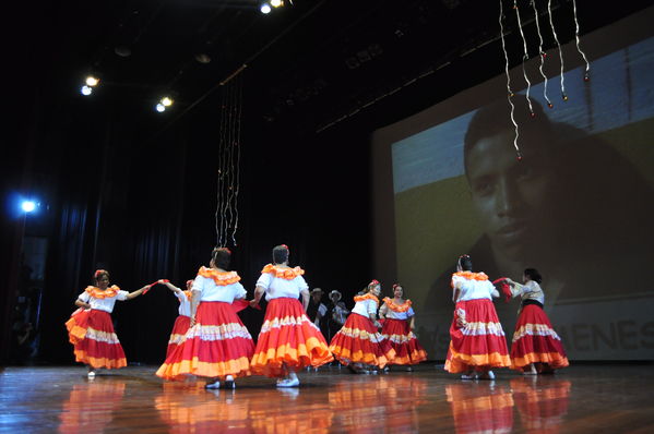 Festival Cultural Intercomunas EPM
Festival Cultural Intercomunas EPM
Fecha: Julio 4  de 2013. Lugar: Teatro Pablo Tobón Uribe
Para descargar esta fotografía en alta resolución, haga clic sobre la imagen hasta que la misma se despliegue en la pantalla completa; luego dé clic derecho y elija la opción "guardar imagen como". 
En caso de publicación por cualquier medio, solicitamos acompañarla del crédito: "Cortesía EPM".
Palabras clave: Festival Cultural Intercomunas EPM
