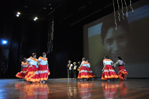 Festival Cultural Intercomunas EPM
Festival Cultural Intercomunas EPM
Fecha: Julio 4  de 2013. Lugar: Teatro Pablo Tobón Uribe
Para descargar esta fotografía en alta resolución, haga clic sobre la imagen hasta que la misma se despliegue en la pantalla completa; luego dé clic derecho y elija la opción "guardar imagen como". 
En caso de publicación por cualquier medio, solicitamos acompañarla del crédito: "Cortesía EPM".
Palabras clave: Festival Cultural Intercomunas EPM