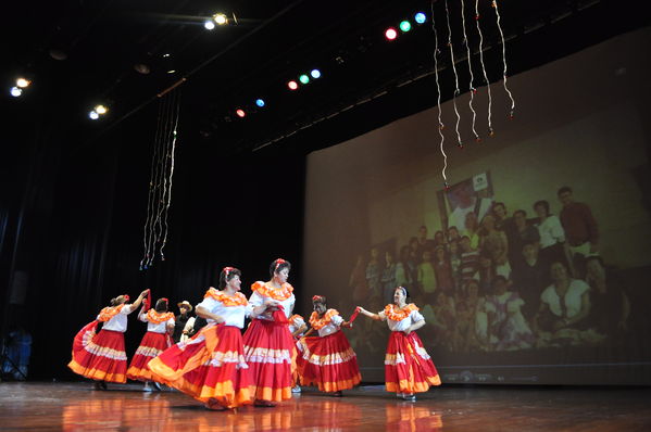 Festival Cultural Intercomunas EPM
Festival Cultural Intercomunas EPM
Fecha: Julio 4  de 2013. Lugar: Teatro Pablo Tobón Uribe
Para descargar esta fotografía en alta resolución, haga clic sobre la imagen hasta que la misma se despliegue en la pantalla completa; luego dé clic derecho y elija la opción "guardar imagen como". 
En caso de publicación por cualquier medio, solicitamos acompañarla del crédito: "Cortesía EPM".
Palabras clave: Festival Cultural Intercomunas EPM