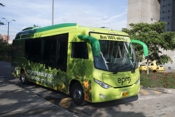 Primer bus eléctrico de EPM
Primer bus eléctrico de EPM
Fecha: Julio 4 de 2017
Para descargar esta fotografía en alta resolución, haga clic sobre la imagen hasta que la misma se despliegue en la pantalla completa; luego dé clic derecho y elija la opción "guardar imagen como". 
En caso de publicación por cualquier medio, solicitamos acompañarla del crédito: "Foto EPM"
Palabras clave: Primer bus eléctrico EPM