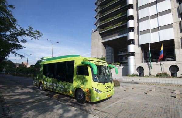 Primer bus eléctrico de EPM
Primer bus eléctrico de EPM
Fecha: Julio 4 de 2017
Para descargar esta fotografía en alta resolución, haga clic sobre la imagen hasta que la misma se despliegue en la pantalla completa; luego dé clic derecho y elija la opción "guardar imagen como". 
En caso de publicación por cualquier medio, solicitamos acompañarla del crédito: "Foto EPM"
Palabras clave: Primer bus eléctrico EPM