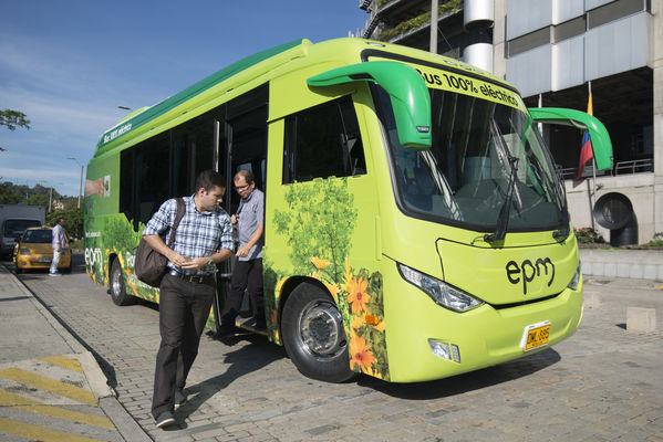Primer bus eléctrico de EPM
Primer bus eléctrico de EPM
Fecha: Julio 4 de 2017
Para descargar esta fotografía en alta resolución, haga clic sobre la imagen hasta que la misma se despliegue en la pantalla completa; luego dé clic derecho y elija la opción "guardar imagen como". 
En caso de publicación por cualquier medio, solicitamos acompañarla del crédito: "Foto EPM"
Palabras clave: Primer bus eléctrico EPM