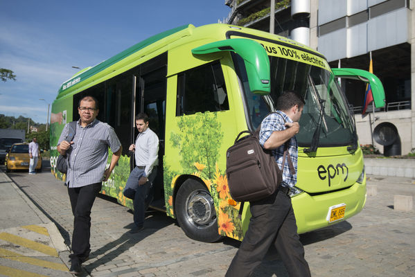 Primer bus eléctrico de EPM
Primer bus eléctrico de EPM
Fecha: Julio 4 de 2017
Para descargar esta fotografía en alta resolución, haga clic sobre la imagen hasta que la misma se despliegue en la pantalla completa; luego dé clic derecho y elija la opción "guardar imagen como". 
En caso de publicación por cualquier medio, solicitamos acompañarla del crédito: "Foto EPM"
Palabras clave: Primer bus eléctrico EPM