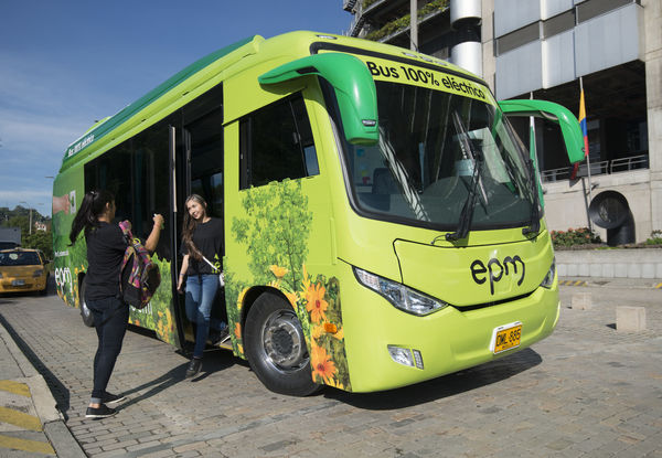 Primer bus eléctrico de EPM
Primer bus eléctrico de EPM
Fecha: Julio 4 de 2017
Para descargar esta fotografía en alta resolución, haga clic sobre la imagen hasta que la misma se despliegue en la pantalla completa; luego dé clic derecho y elija la opción "guardar imagen como". 
En caso de publicación por cualquier medio, solicitamos acompañarla del crédito: "Foto EPM"
Palabras clave: Primer bus eléctrico EPM