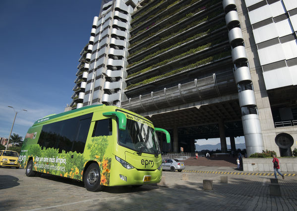 Primer bus eléctrico de EPM
Primer bus eléctrico de EPM
Fecha: Julio 4 de 2017
Para descargar esta fotografía en alta resolución, haga clic sobre la imagen hasta que la misma se despliegue en la pantalla completa; luego dé clic derecho y elija la opción "guardar imagen como". 
En caso de publicación por cualquier medio, solicitamos acompañarla del crédito: "Foto EPM"
Palabras clave: Primer bus eléctrico EPM