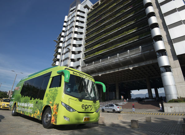 Primer bus eléctrico de EPM
Primer bus eléctrico de EPM
Fecha: Julio 4 de 2017
Para descargar esta fotografía en alta resolución, haga clic sobre la imagen hasta que la misma se despliegue en la pantalla completa; luego dé clic derecho y elija la opción "guardar imagen como". 
En caso de publicación por cualquier medio, solicitamos acompañarla del crédito: "Foto EPM"
Palabras clave: Primer bus eléctrico EPM