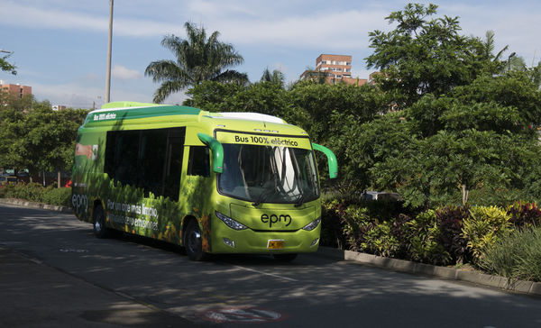 Primer bus eléctrico de EPM
Primer bus eléctrico de EPM
Fecha: Julio 4 de 2017
Para descargar esta fotografía en alta resolución, haga clic sobre la imagen hasta que la misma se despliegue en la pantalla completa; luego dé clic derecho y elija la opción "guardar imagen como". 
En caso de publicación por cualquier medio, solicitamos acompañarla del crédito: "Foto EPM"
Palabras clave: Primer bus eléctrico EPM