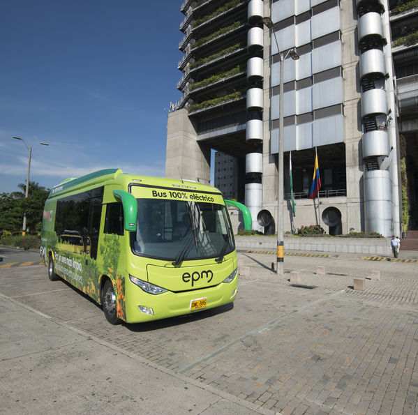 Primer bus eléctrico de EPM
Primer bus eléctrico de EPM
Fecha: Julio 4 de 2017
Para descargar esta fotografía en alta resolución, haga clic sobre la imagen hasta que la misma se despliegue en la pantalla completa; luego dé clic derecho y elija la opción "guardar imagen como". 
En caso de publicación por cualquier medio, solicitamos acompañarla del crédito: "Foto EPM"
Palabras clave: Primer bus eléctrico EPM