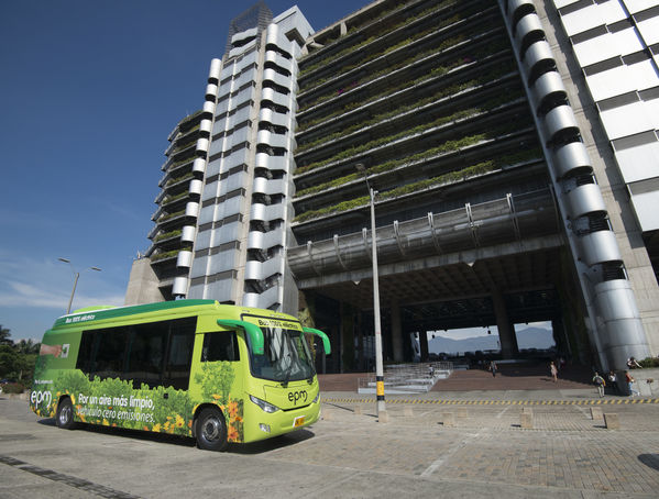 Primer bus eléctrico de EPM
Primer bus eléctrico de EPM
Fecha: Julio 4 de 2017
Para descargar esta fotografía en alta resolución, haga clic sobre la imagen hasta que la misma se despliegue en la pantalla completa; luego dé clic derecho y elija la opción "guardar imagen como". 
En caso de publicación por cualquier medio, solicitamos acompañarla del crédito: "Foto EPM"
Palabras clave: Primer bus eléctrico EPM