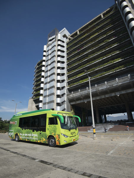 Primer bus eléctrico de EPM
Primer bus eléctrico de EPM
Fecha: Julio 4 de 2017
Para descargar esta fotografía en alta resolución, haga clic sobre la imagen hasta que la misma se despliegue en la pantalla completa; luego dé clic derecho y elija la opción "guardar imagen como". 
En caso de publicación por cualquier medio, solicitamos acompañarla del crédito: "Foto EPM"
Palabras clave: Primer bus eléctrico EPM