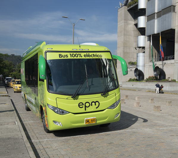 Primer bus eléctrico de EPM
Primer bus eléctrico de EPM
Fecha: Julio 4 de 2017
Para descargar esta fotografía en alta resolución, haga clic sobre la imagen hasta que la misma se despliegue en la pantalla completa; luego dé clic derecho y elija la opción "guardar imagen como". 
En caso de publicación por cualquier medio, solicitamos acompañarla del crédito: "Foto EPM"
Palabras clave: Primer bus eléctrico EPM