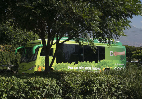 Primer bus eléctrico de EPM
Primer bus eléctrico de EPM
Fecha: Julio 4 de 2017
Para descargar esta fotografía en alta resolución, haga clic sobre la imagen hasta que la misma se despliegue en la pantalla completa; luego dé clic derecho y elija la opción "guardar imagen como". 
En caso de publicación por cualquier medio, solicitamos acompañarla del crédito: "Foto EPM"
Palabras clave: Primer bus eléctrico EPM