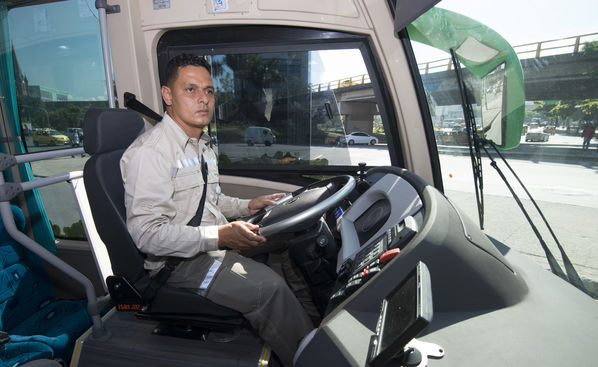 Primer bus eléctrico de EPM
Primer bus eléctrico de EPM
Fecha: Julio 4 de 2017
Para descargar esta fotografía en alta resolución, haga clic sobre la imagen hasta que la misma se despliegue en la pantalla completa; luego dé clic derecho y elija la opción "guardar imagen como". 
En caso de publicación por cualquier medio, solicitamos acompañarla del crédito: "Foto EPM"
Palabras clave: Primer bus eléctrico EPM