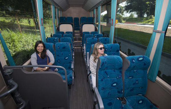 Primer bus eléctrico de EPM
Primer bus eléctrico de EPM
Fecha: Julio 4 de 2017
Para descargar esta fotografía en alta resolución, haga clic sobre la imagen hasta que la misma se despliegue en la pantalla completa; luego dé clic derecho y elija la opción "guardar imagen como". 
En caso de publicación por cualquier medio, solicitamos acompañarla del crédito: "Foto EPM"
Palabras clave: Primer bus eléctrico EPM