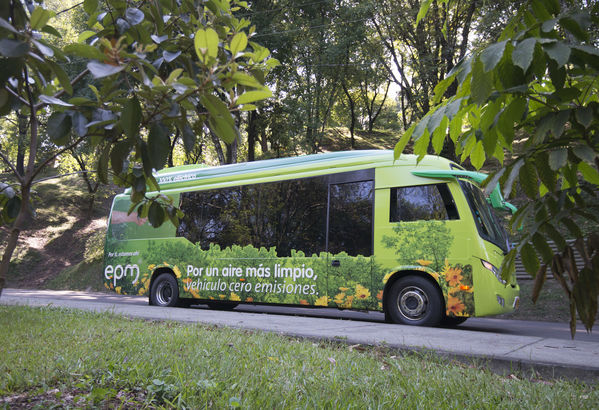 Primer bus eléctrico de EPM
Primer bus eléctrico de EPM
Fecha: Julio 4 de 2017
Para descargar esta fotografía en alta resolución, haga clic sobre la imagen hasta que la misma se despliegue en la pantalla completa; luego dé clic derecho y elija la opción "guardar imagen como". 
En caso de publicación por cualquier medio, solicitamos acompañarla del crédito: "Foto EPM"
Palabras clave: Primer bus eléctrico EPM