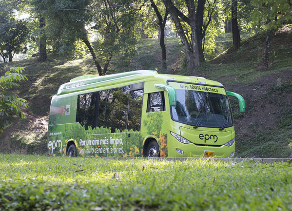 Primer bus eléctrico de EPM
Primer bus eléctrico de EPM
Fecha: Julio 4 de 2017
Para descargar esta fotografía en alta resolución, haga clic sobre la imagen hasta que la misma se despliegue en la pantalla completa; luego dé clic derecho y elija la opción "guardar imagen como". 
En caso de publicación por cualquier medio, solicitamos acompañarla del crédito: "Foto EPM"
Palabras clave: Primer bus eléctrico EPM