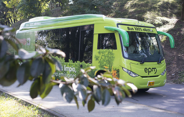 Primer bus eléctrico de EPM
Primer bus eléctrico de EPM
Fecha: Julio 4 de 2017
Para descargar esta fotografía en alta resolución, haga clic sobre la imagen hasta que la misma se despliegue en la pantalla completa; luego dé clic derecho y elija la opción "guardar imagen como". 
En caso de publicación por cualquier medio, solicitamos acompañarla del crédito: "Foto EPM"
Palabras clave: Primer bus eléctrico EPM
