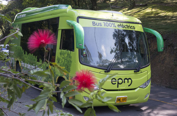 Primer bus eléctrico de EPM
Primer bus eléctrico de EPM
Fecha: Julio 4 de 2017
Para descargar esta fotografía en alta resolución, haga clic sobre la imagen hasta que la misma se despliegue en la pantalla completa; luego dé clic derecho y elija la opción "guardar imagen como". 
En caso de publicación por cualquier medio, solicitamos acompañarla del crédito: "Foto EPM"
Palabras clave: Primer bus eléctrico EPM
