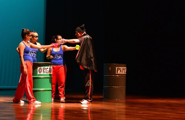  Festival Cultural Intercomunas EPM
 Festival Cultural Intercomunas EPM
Fecha: Julio 5  de 2013. Lugar: Teatro Pablo Tobón Uribe
Para descargar esta fotografía en alta resolución, haga clic sobre la imagen hasta que la misma se despliegue en la pantalla completa; luego dé clic derecho y elija la opción "guardar imagen como". 
En caso de publicación por cualquier medio, solicitamos acompañarla del crédito: "Cortesía EPM".
Palabras clave: Festival Cultural Intercomunas EPM