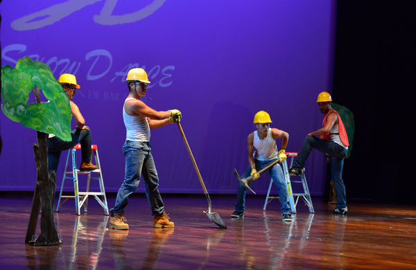  Festival Cultural Intercomunas EPM
 Festival Cultural Intercomunas EPM
Fecha: Julio 5  de 2013. Lugar: Teatro Pablo Tobón Uribe
Para descargar esta fotografía en alta resolución, haga clic sobre la imagen hasta que la misma se despliegue en la pantalla completa; luego dé clic derecho y elija la opción "guardar imagen como". 
En caso de publicación por cualquier medio, solicitamos acompañarla del crédito: "Cortesía EPM".
Palabras clave: Festival Cultural Intercomunas EPM