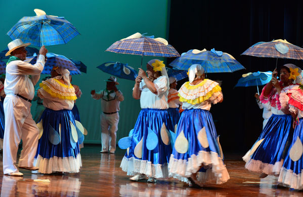  Festival Cultural Intercomunas EPM
 Festival Cultural Intercomunas EPM
Fecha: Julio 5  de 2013. Lugar: Teatro Pablo Tobón Uribe
Para descargar esta fotografía en alta resolución, haga clic sobre la imagen hasta que la misma se despliegue en la pantalla completa; luego dé clic derecho y elija la opción "guardar imagen como". 
En caso de publicación por cualquier medio, solicitamos acompañarla del crédito: "Cortesía EPM".
Palabras clave: Festival Cultural Intercomunas EPM