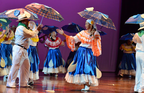  Festival Cultural Intercomunas EPM
 Festival Cultural Intercomunas EPM
Fecha: Julio 5  de 2013. Lugar: Teatro Pablo Tobón Uribe
Para descargar esta fotografía en alta resolución, haga clic sobre la imagen hasta que la misma se despliegue en la pantalla completa; luego dé clic derecho y elija la opción "guardar imagen como". 
En caso de publicación por cualquier medio, solicitamos acompañarla del crédito: "Cortesía EPM".
Palabras clave: Festival Cultural Intercomunas EPM