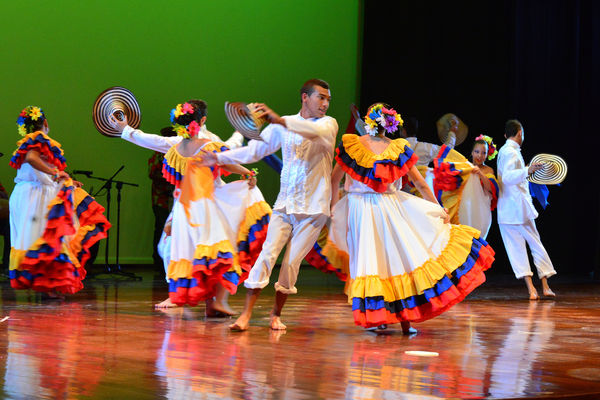  Festival Cultural Intercomunas EPM
 Festival Cultural Intercomunas EPM
Fecha: Julio 5  de 2013. Lugar: Teatro Pablo Tobón Uribe
Para descargar esta fotografía en alta resolución, haga clic sobre la imagen hasta que la misma se despliegue en la pantalla completa; luego dé clic derecho y elija la opción "guardar imagen como". 
En caso de publicación por cualquier medio, solicitamos acompañarla del crédito: "Cortesía EPM".
Palabras clave: Festival Cultural Intercomunas EPM