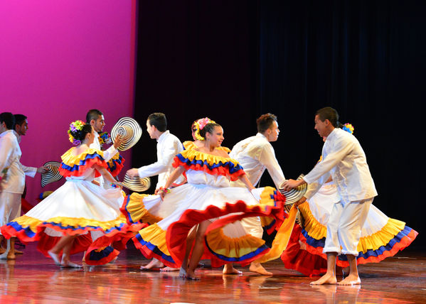  Festival Cultural Intercomunas EPM
 Festival Cultural Intercomunas EPM
Fecha: Julio 5  de 2013. Lugar: Teatro Pablo Tobón Uribe
Para descargar esta fotografía en alta resolución, haga clic sobre la imagen hasta que la misma se despliegue en la pantalla completa; luego dé clic derecho y elija la opción "guardar imagen como". 
En caso de publicación por cualquier medio, solicitamos acompañarla del crédito: "Cortesía EPM".
Palabras clave: Festival Cultural Intercomunas EPM