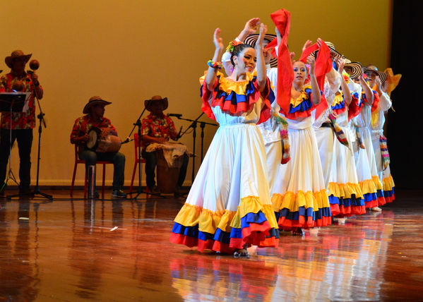  Festival Cultural Intercomunas EPM
 Festival Cultural Intercomunas EPM
Fecha: Julio 5  de 2013. Lugar: Teatro Pablo Tobón Uribe
Para descargar esta fotografía en alta resolución, haga clic sobre la imagen hasta que la misma se despliegue en la pantalla completa; luego dé clic derecho y elija la opción "guardar imagen como". 
En caso de publicación por cualquier medio, solicitamos acompañarla del crédito: "Cortesía EPM".
Palabras clave: Festival Cultural Intercomunas EPM