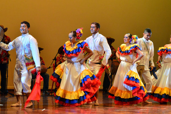  Festival Cultural Intercomunas EPM
 Festival Cultural Intercomunas EPM
Fecha: Julio 5  de 2013. Lugar: Teatro Pablo Tobón Uribe
Para descargar esta fotografía en alta resolución, haga clic sobre la imagen hasta que la misma se despliegue en la pantalla completa; luego dé clic derecho y elija la opción "guardar imagen como". 
En caso de publicación por cualquier medio, solicitamos acompañarla del crédito: "Cortesía EPM".
Palabras clave: Festival Cultural Intercomunas EPM
