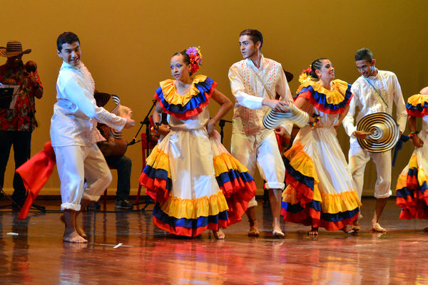 Festival Cultural Intercomunas EPM
 Festival Cultural Intercomunas EPM
Fecha: Julio 5  de 2013. Lugar: Teatro Pablo Tobón Uribe
Para descargar esta fotografía en alta resolución, haga clic sobre la imagen hasta que la misma se despliegue en la pantalla completa; luego dé clic derecho y elija la opción "guardar imagen como". 
En caso de publicación por cualquier medio, solicitamos acompañarla del crédito: "Cortesía EPM".
Palabras clave: Festival Cultural Intercomunas EPM