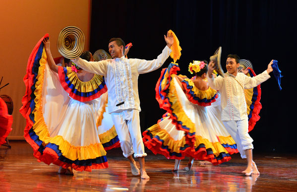  Festival Cultural Intercomunas EPM
 Festival Cultural Intercomunas EPM
Fecha: Julio 5  de 2013. Lugar: Teatro Pablo Tobón Uribe
Para descargar esta fotografía en alta resolución, haga clic sobre la imagen hasta que la misma se despliegue en la pantalla completa; luego dé clic derecho y elija la opción "guardar imagen como". 
En caso de publicación por cualquier medio, solicitamos acompañarla del crédito: "Cortesía EPM".
Palabras clave: Festival Cultural Intercomunas EPM