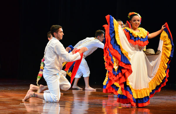  Festival Cultural Intercomunas EPM
 Festival Cultural Intercomunas EPM
Fecha: Julio 5  de 2013. Lugar: Teatro Pablo Tobón Uribe
Para descargar esta fotografía en alta resolución, haga clic sobre la imagen hasta que la misma se despliegue en la pantalla completa; luego dé clic derecho y elija la opción "guardar imagen como". 
En caso de publicación por cualquier medio, solicitamos acompañarla del crédito: "Cortesía EPM".
Palabras clave: Festival Cultural Intercomunas EPM
