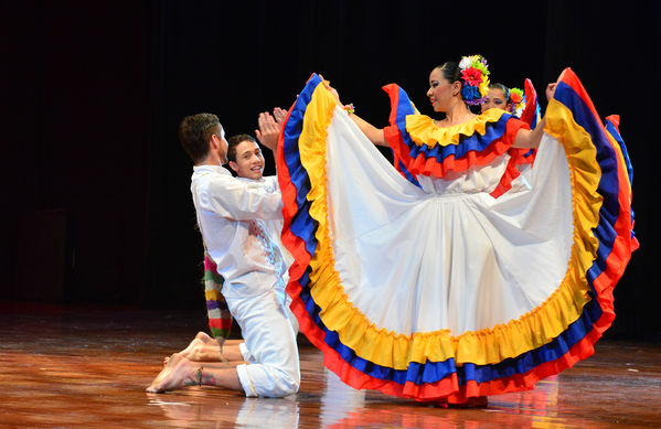  Festival Cultural Intercomunas EPM
 Festival Cultural Intercomunas EPM
Fecha: Julio 5  de 2013. Lugar: Teatro Pablo Tobón Uribe
Para descargar esta fotografía en alta resolución, haga clic sobre la imagen hasta que la misma se despliegue en la pantalla completa; luego dé clic derecho y elija la opción "guardar imagen como". 
En caso de publicación por cualquier medio, solicitamos acompañarla del crédito: "Cortesía EPM".
Palabras clave: Festival Cultural Intercomunas EPM