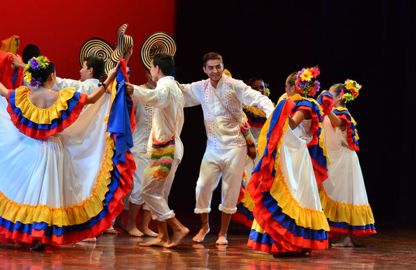  Festival Cultural Intercomunas EPM
 Festival Cultural Intercomunas EPM
Fecha: Julio 5  de 2013. Lugar: Teatro Pablo Tobón Uribe
Para descargar esta fotografía en alta resolución, haga clic sobre la imagen hasta que la misma se despliegue en la pantalla completa; luego dé clic derecho y elija la opción "guardar imagen como". 
En caso de publicación por cualquier medio, solicitamos acompañarla del crédito: "Cortesía EPM".
Palabras clave: Festival Cultural Intercomunas EPM