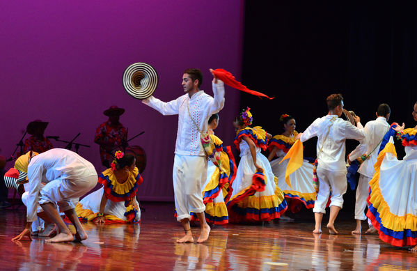  Festival Cultural Intercomunas EPM
 Festival Cultural Intercomunas EPM
Fecha: Julio 5  de 2013. Lugar: Teatro Pablo Tobón Uribe
Para descargar esta fotografía en alta resolución, haga clic sobre la imagen hasta que la misma se despliegue en la pantalla completa; luego dé clic derecho y elija la opción "guardar imagen como". 
En caso de publicación por cualquier medio, solicitamos acompañarla del crédito: "Cortesía EPM".
Palabras clave: Festival Cultural Intercomunas EPM