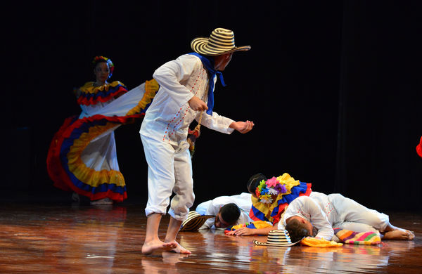  Festival Cultural Intercomunas EPM
 Festival Cultural Intercomunas EPM
Fecha: Julio 5  de 2013. Lugar: Teatro Pablo Tobón Uribe
Para descargar esta fotografía en alta resolución, haga clic sobre la imagen hasta que la misma se despliegue en la pantalla completa; luego dé clic derecho y elija la opción "guardar imagen como". 
En caso de publicación por cualquier medio, solicitamos acompañarla del crédito: "Cortesía EPM".
Palabras clave: Festival Cultural Intercomunas EPM