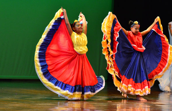  Festival Cultural Intercomunas EPM
 Festival Cultural Intercomunas EPM
Fecha: Julio 5  de 2013. Lugar: Teatro Pablo Tobón Uribe
Para descargar esta fotografía en alta resolución, haga clic sobre la imagen hasta que la misma se despliegue en la pantalla completa; luego dé clic derecho y elija la opción "guardar imagen como". 
En caso de publicación por cualquier medio, solicitamos acompañarla del crédito: "Cortesía EPM".
Palabras clave: Festival Cultural Intercomunas EPM