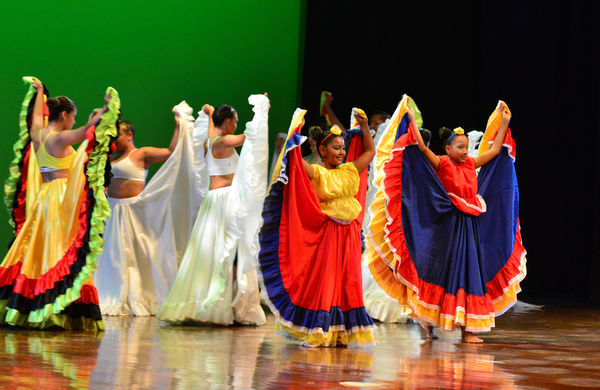  Festival Cultural Intercomunas EPM
 Festival Cultural Intercomunas EPM
Fecha: Julio 5  de 2013. Lugar: Teatro Pablo Tobón Uribe
Para descargar esta fotografía en alta resolución, haga clic sobre la imagen hasta que la misma se despliegue en la pantalla completa; luego dé clic derecho y elija la opción "guardar imagen como". 
En caso de publicación por cualquier medio, solicitamos acompañarla del crédito: "Cortesía EPM".
Palabras clave: Festival Cultural Intercomunas EPM