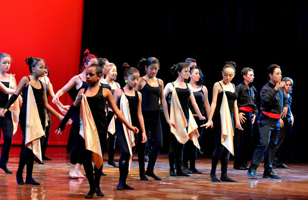  Festival Cultural Intercomunas EPM
 Festival Cultural Intercomunas EPM
Fecha: Julio 5  de 2013. Lugar: Teatro Pablo Tobón Uribe
Para descargar esta fotografía en alta resolución, haga clic sobre la imagen hasta que la misma se despliegue en la pantalla completa; luego dé clic derecho y elija la opción "guardar imagen como". 
En caso de publicación por cualquier medio, solicitamos acompañarla del crédito: "Cortesía EPM".
Palabras clave: Festival Cultural Intercomunas EPM