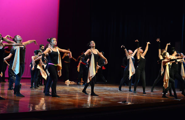  Festival Cultural Intercomunas EPM
 Festival Cultural Intercomunas EPM
Fecha: Julio 5  de 2013. Lugar: Teatro Pablo Tobón Uribe
Para descargar esta fotografía en alta resolución, haga clic sobre la imagen hasta que la misma se despliegue en la pantalla completa; luego dé clic derecho y elija la opción "guardar imagen como". 
En caso de publicación por cualquier medio, solicitamos acompañarla del crédito: "Cortesía EPM".
Palabras clave: Festival Cultural Intercomunas EPM