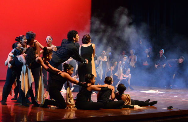  Festival Cultural Intercomunas EPM
 Festival Cultural Intercomunas EPM
Fecha: Julio 5  de 2013. Lugar: Teatro Pablo Tobón Uribe
Para descargar esta fotografía en alta resolución, haga clic sobre la imagen hasta que la misma se despliegue en la pantalla completa; luego dé clic derecho y elija la opción "guardar imagen como". 
En caso de publicación por cualquier medio, solicitamos acompañarla del crédito: "Cortesía EPM".
Palabras clave: Festival Cultural Intercomunas EPM